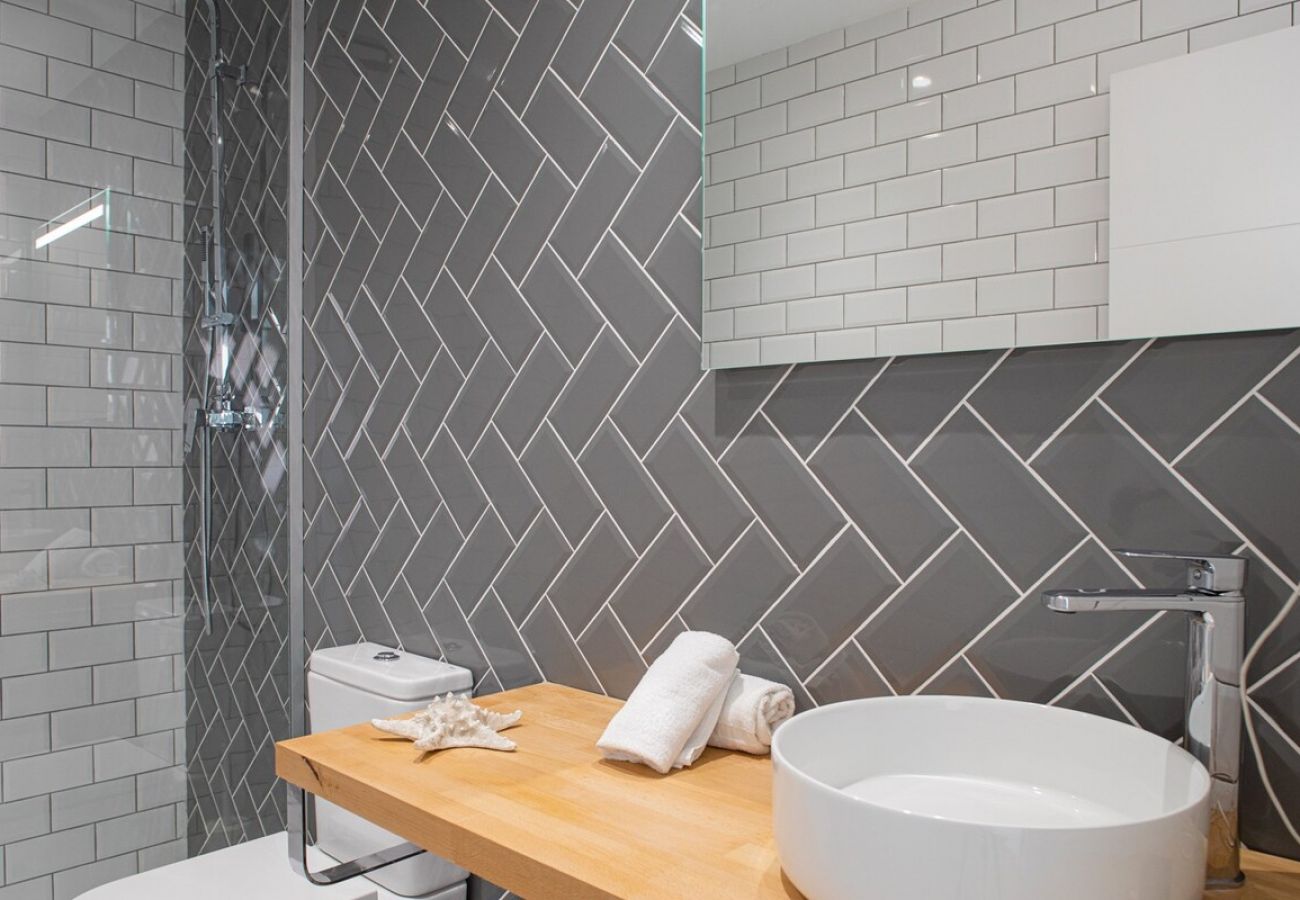 Apartamento en Valencia - Port Suite V | 4 Viajeros | AC & WiFi | 15 min Ciudad Artes