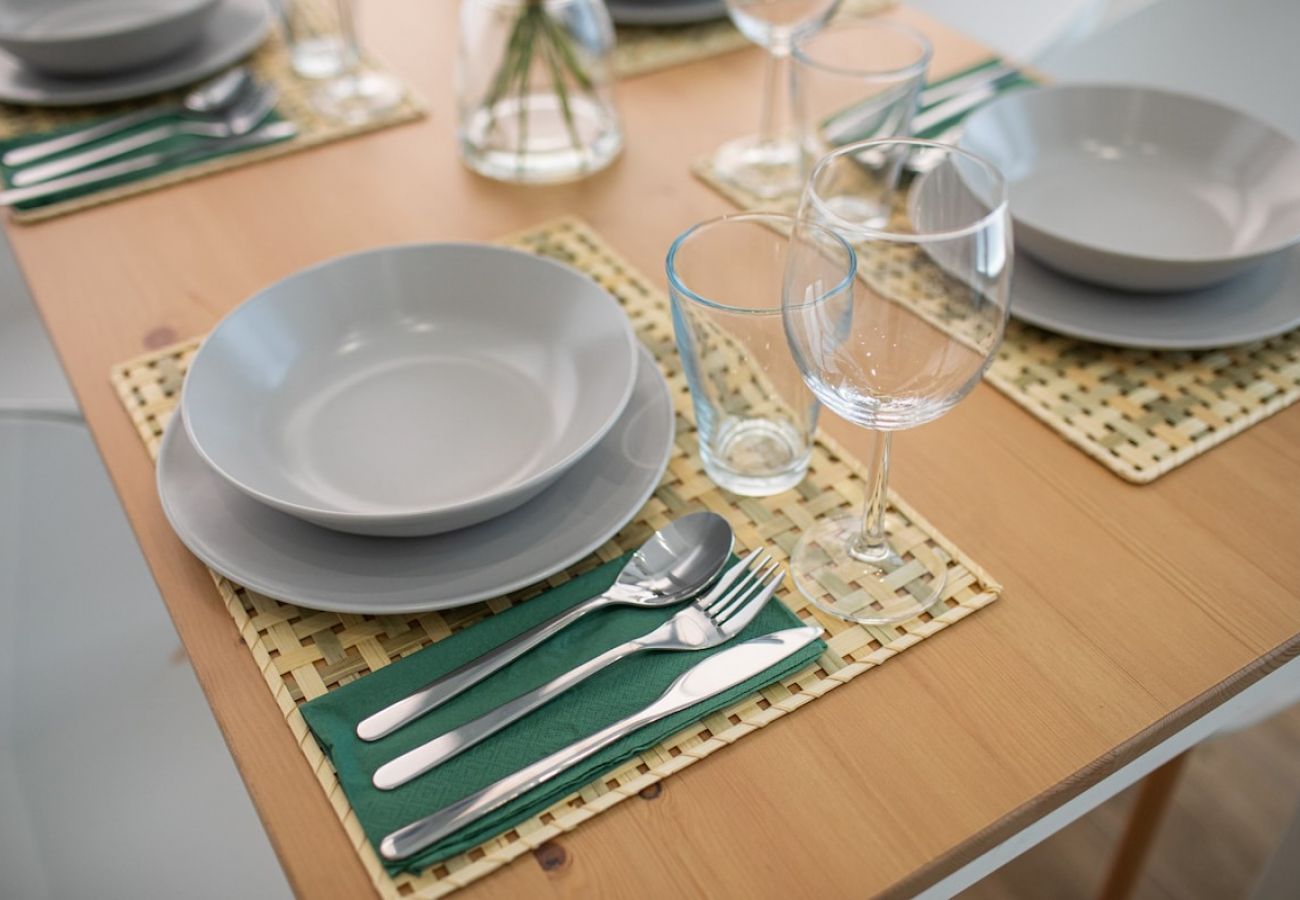 Apartamento en Valencia - Port Suite V | 4 Viajeros | AC & WiFi | 15 min Ciudad Artes