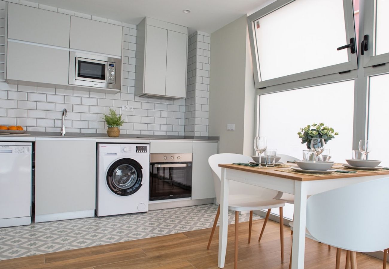 Apartamento en Valencia - Port Suite V | 4 Viajeros | AC & WiFi | 15 min Ciudad Artes