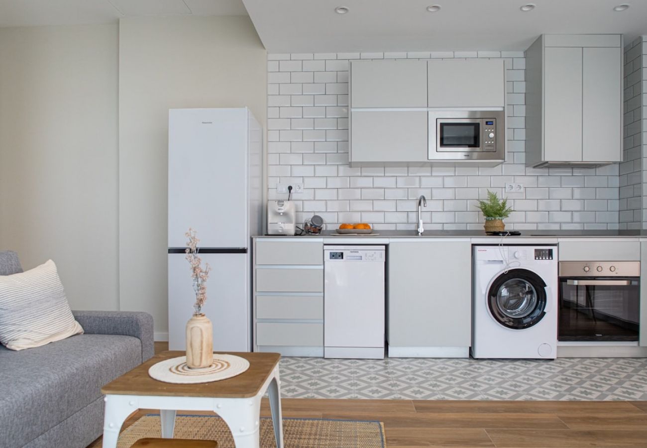 Apartamento en Valencia - Port Suite V | 4 Viajeros | AC & WiFi | 15 min Ciudad Artes