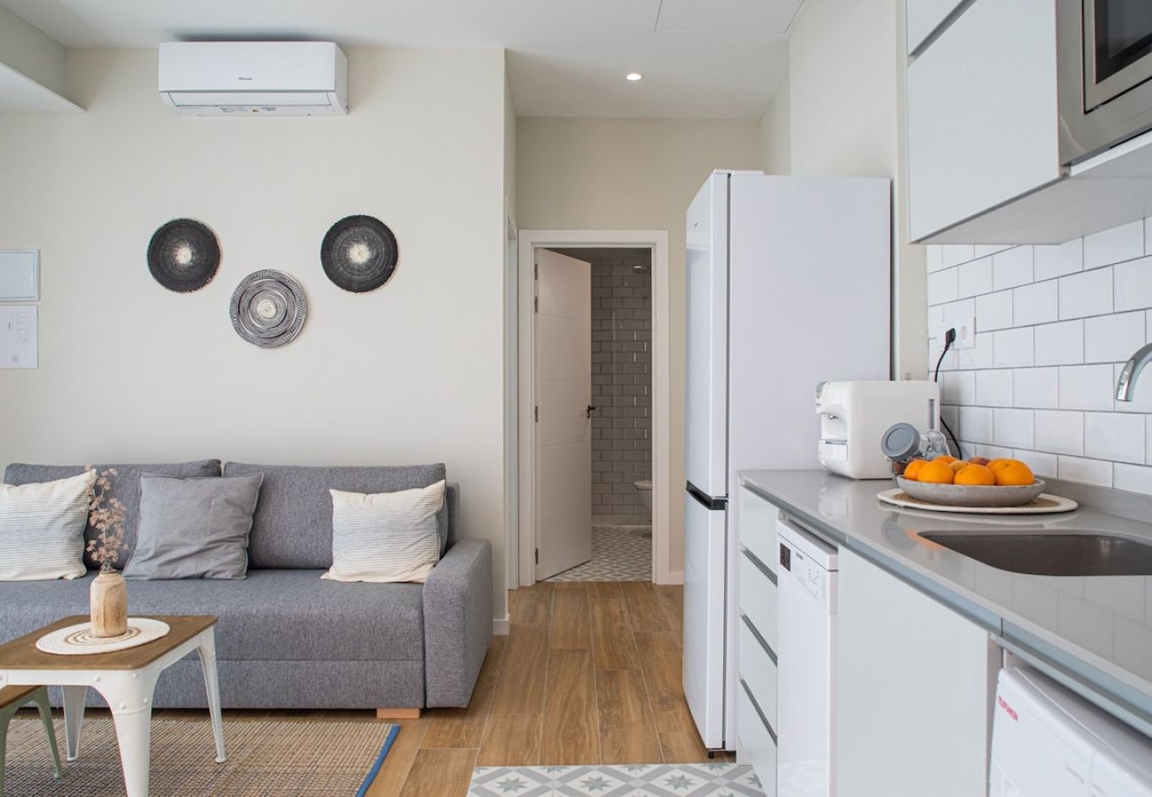 Apartamento en Valencia - Port Suite V | 4 Viajeros | AC & WiFi | 15 min Ciudad Artes