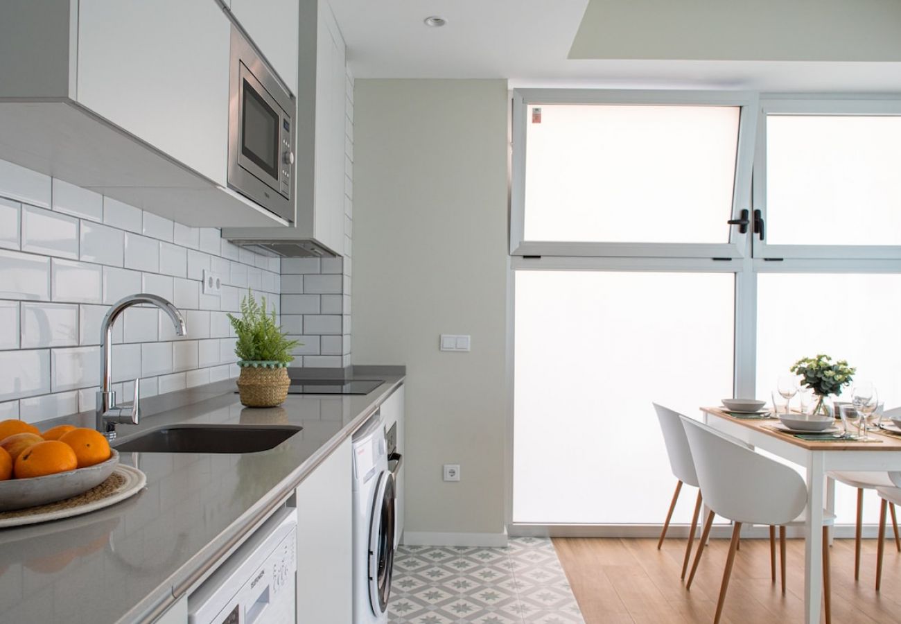 Apartamento en Valencia - Port Suite V | 4 Viajeros | AC & WiFi | 15 min Ciudad Artes