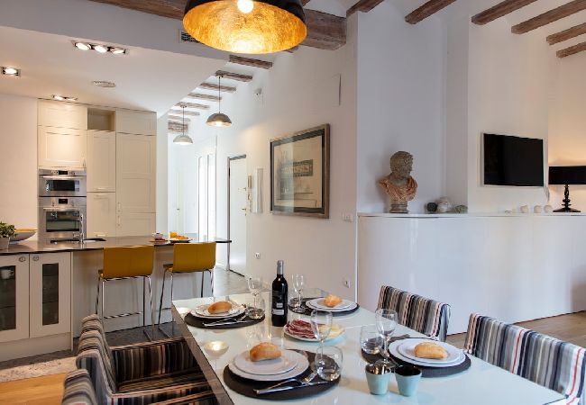 Apartamento en Valencia - Suite Casco Antiguo | 4 Viajeros | AC WiFi | Exclusivo