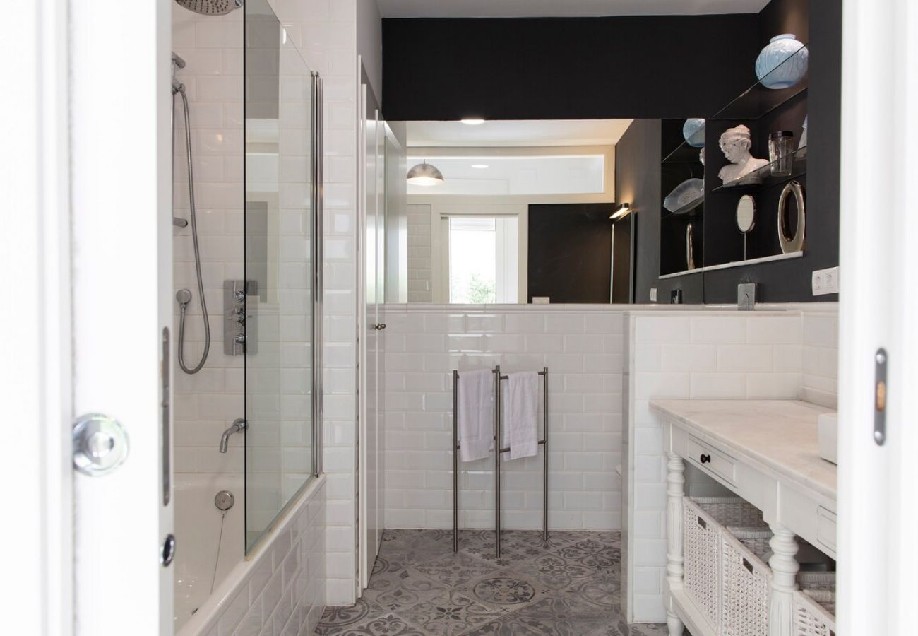 Apartamento en Valencia - Suite Casco Antiguo | 4 Viajeros | AC WiFi | Exclusivo