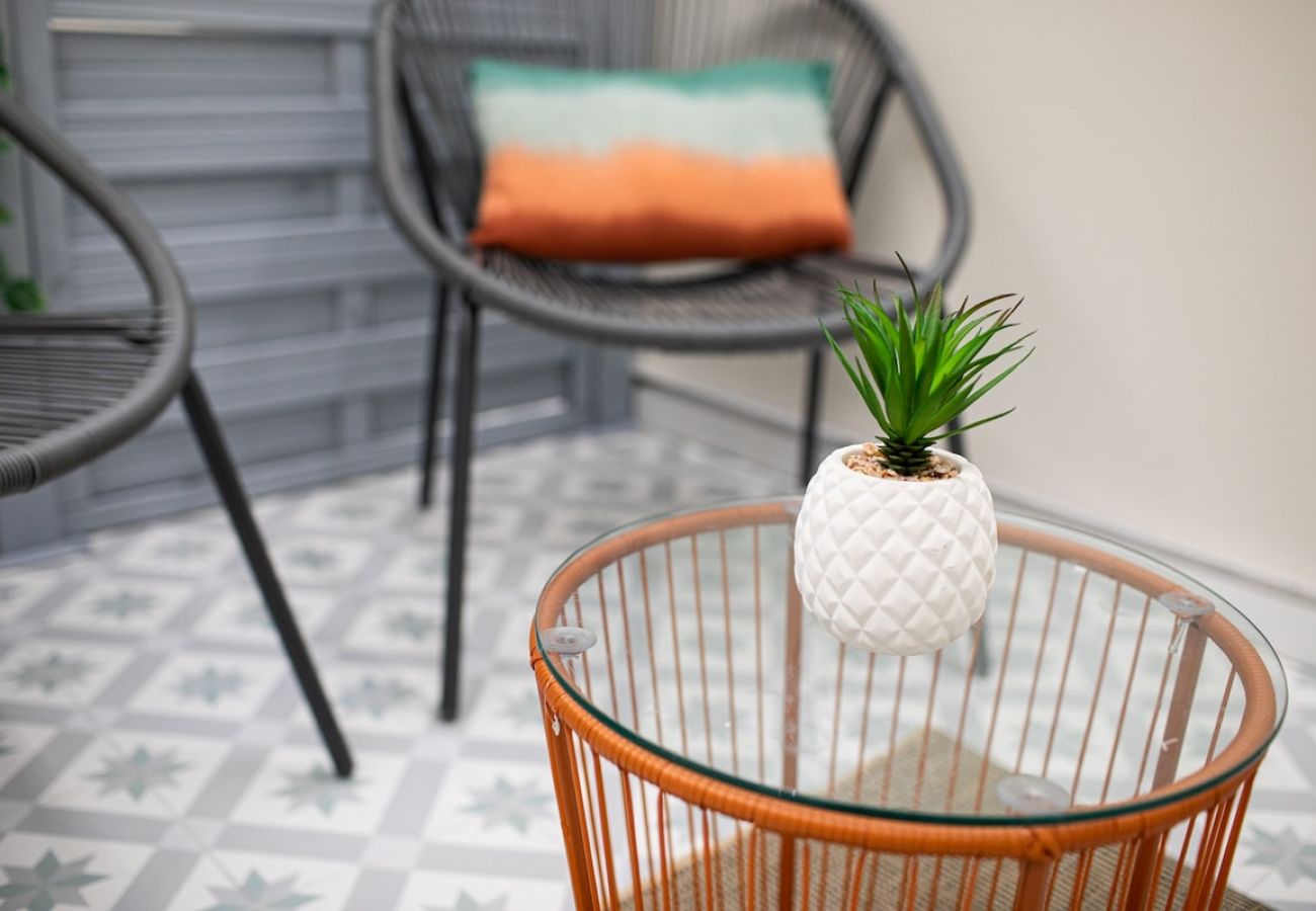 Apartamento en Valencia - Port Suite III | 6 Viajeros | AC & WiFi | 15 min Ciudad Artes
