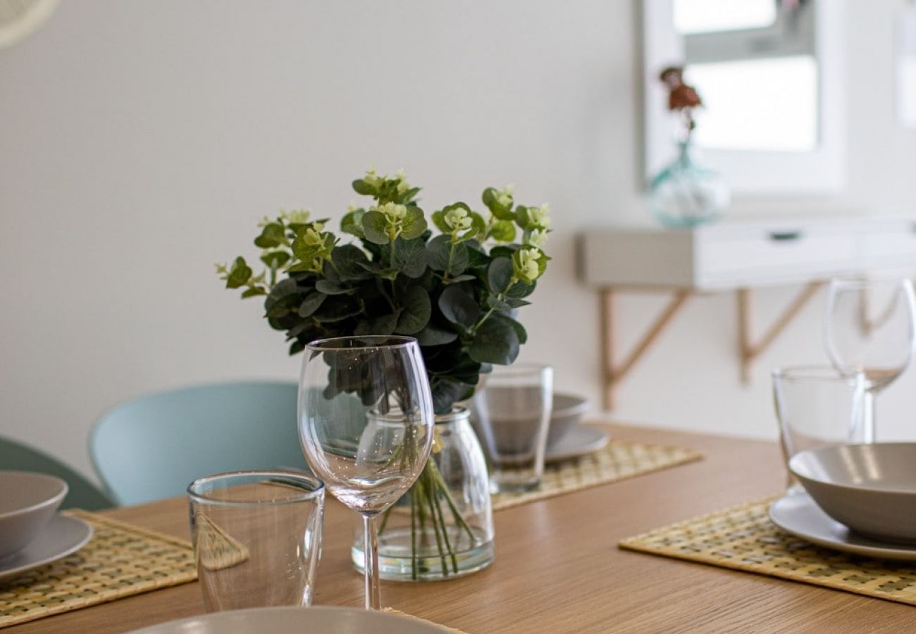 Apartamento en Valencia - Port Suite III | 6 Viajeros | AC & WiFi | 15 min Ciudad Artes