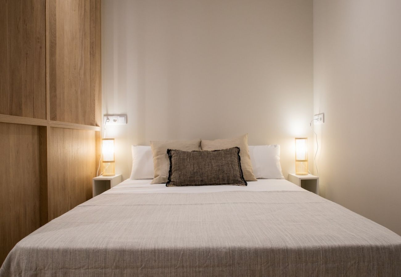 Apartamento en Valencia - Port Suite II | 4 Viajeros | AC & WiFi | 15 min Ciudad Artes