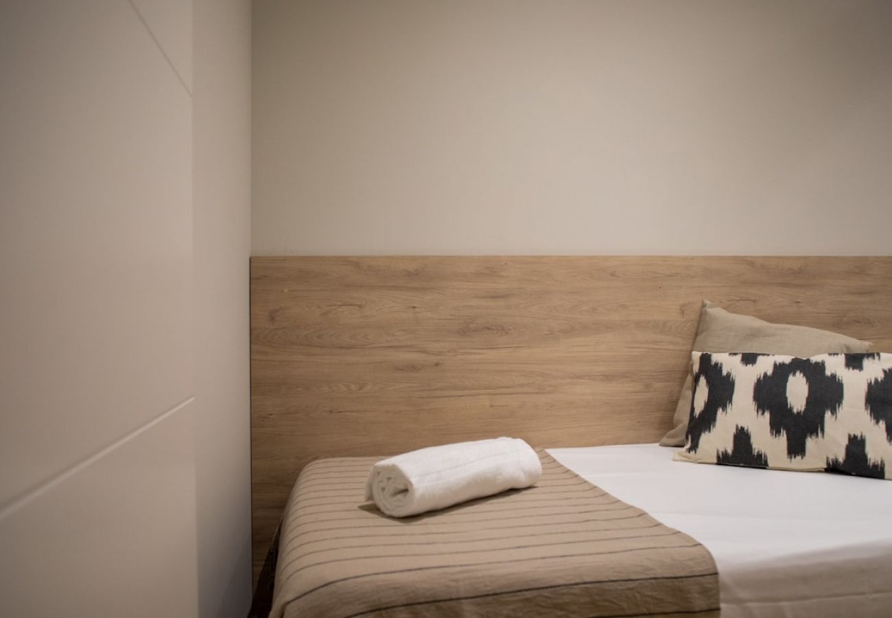 Apartamento en Valencia - Port Suite VII | 6 Viajeros | AC & WiFi | 15 min Ciudad Artes