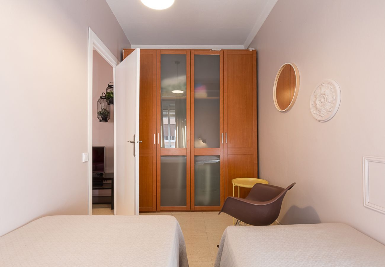 room with two single beds in plaza españa barcelona