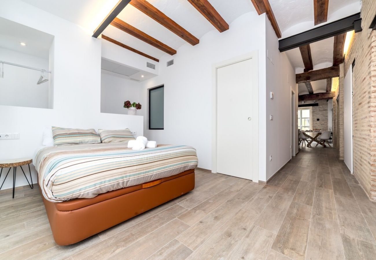 Apartment in Valencia / València - CATHEDRAL LUXURY 2BR, 2BA, BALCONIES, A\C, Wifi 