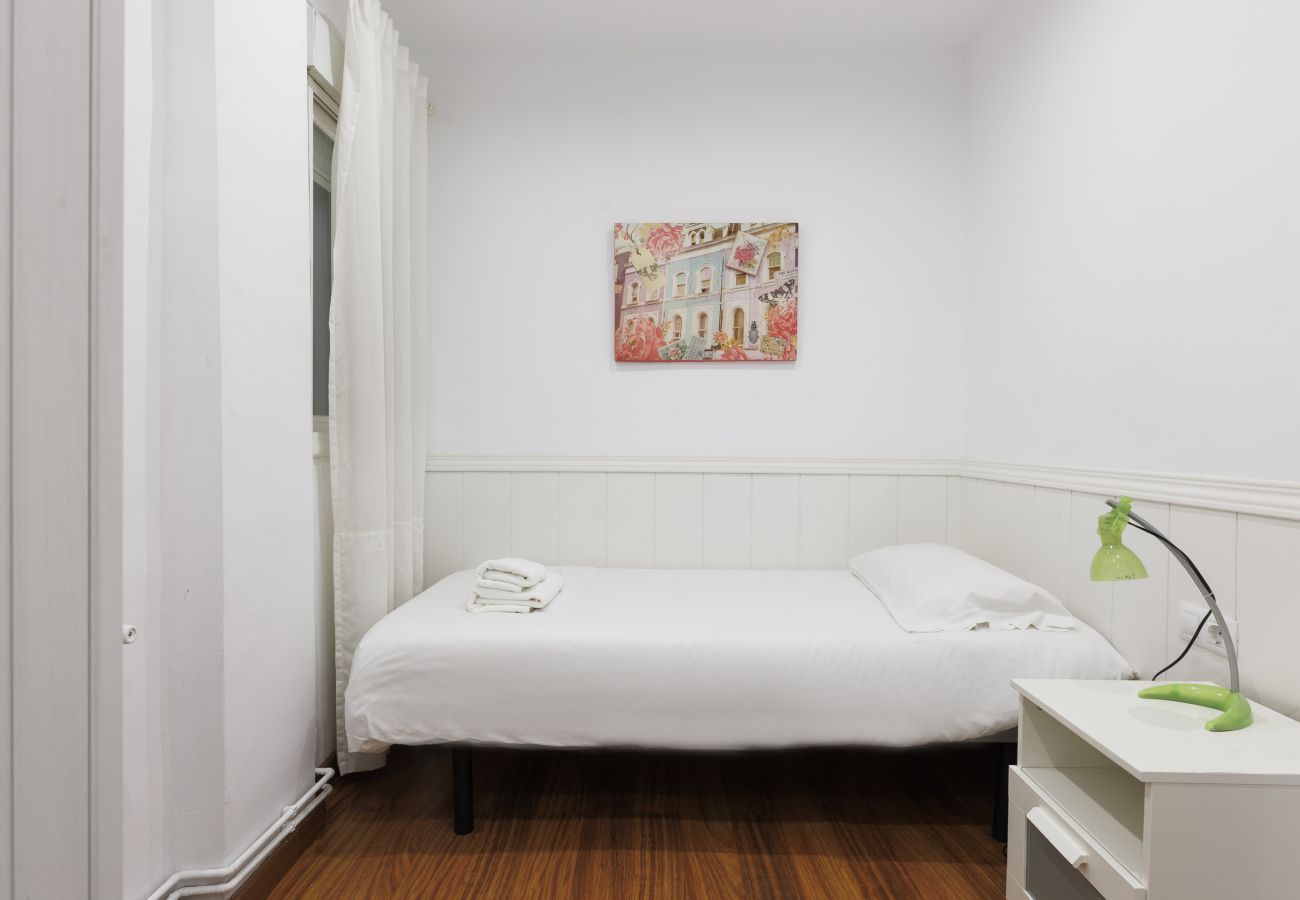Apartment in Barcelona - Private terrace, 3 bedrooms, 2 bathrooms, central Barcelona