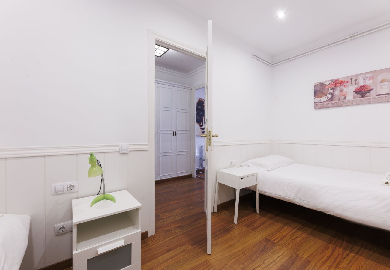 Apartment in Barcelona - Private terrace, 3 bedrooms, 2 bathrooms, central Barcelona