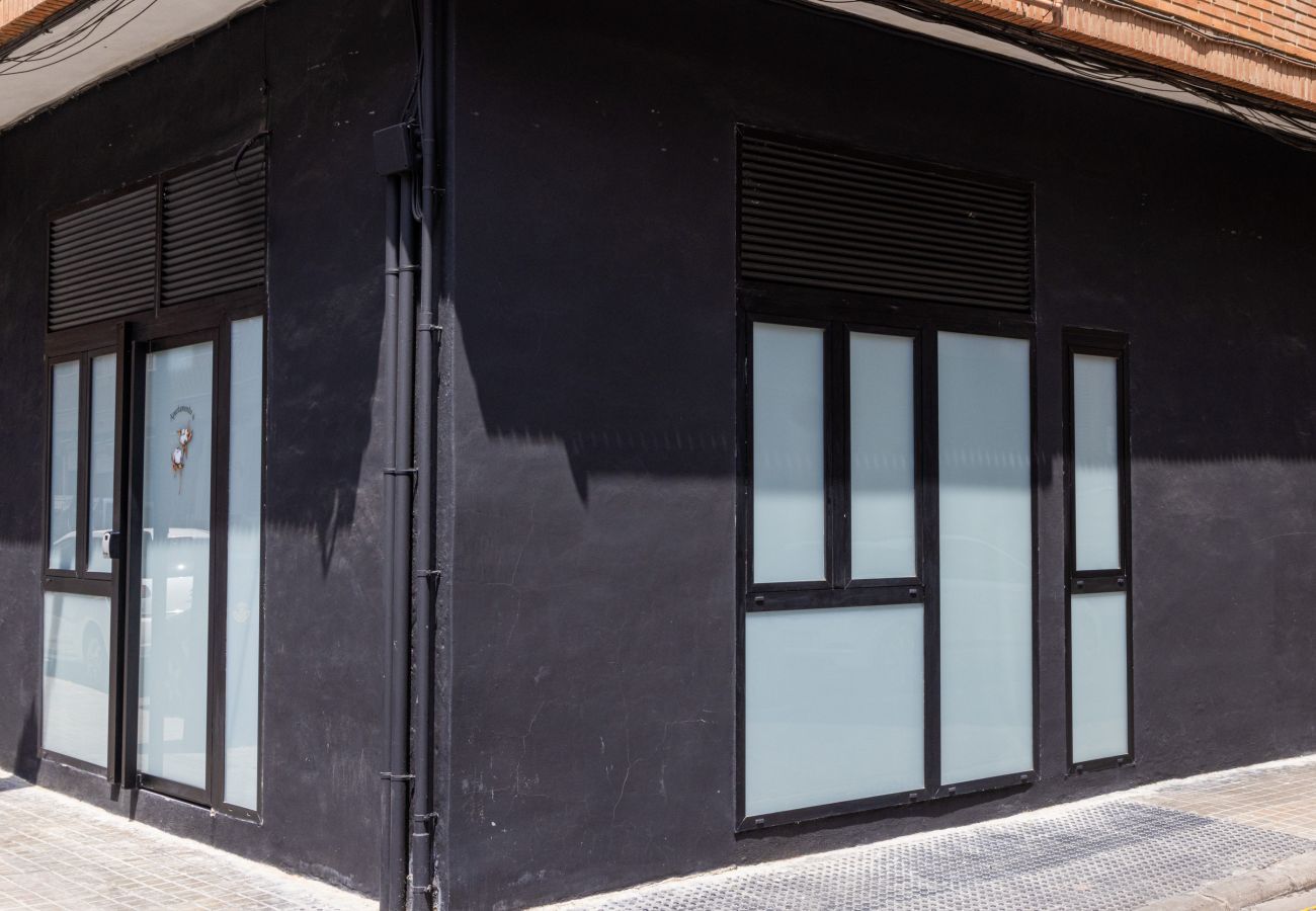 Studio in Valencia / València - Turia Park Loft IV | 4 Guests | AC and WiFi | Near ZOO