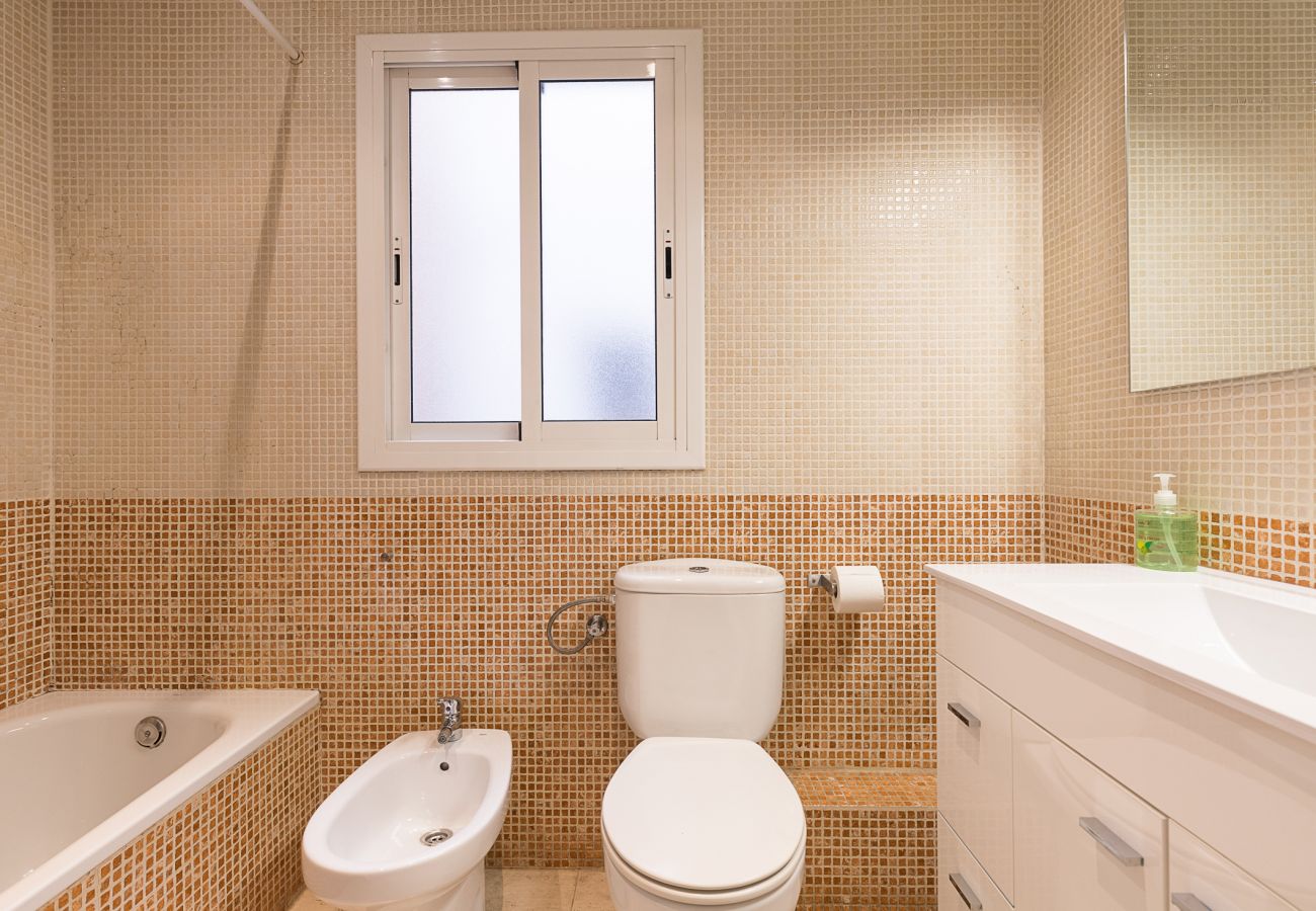 badkamer met ligbad, compleet, praktisch in het huis plaza españa barcelona