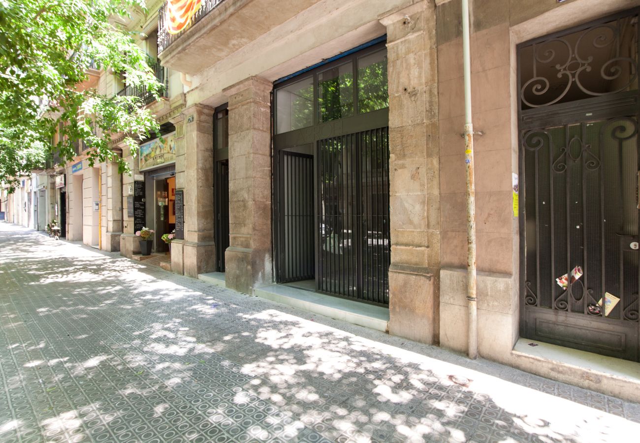 Appartement in Barcelona - Family DELUXE amplio piso con terraza y piscina en Barcelona centro