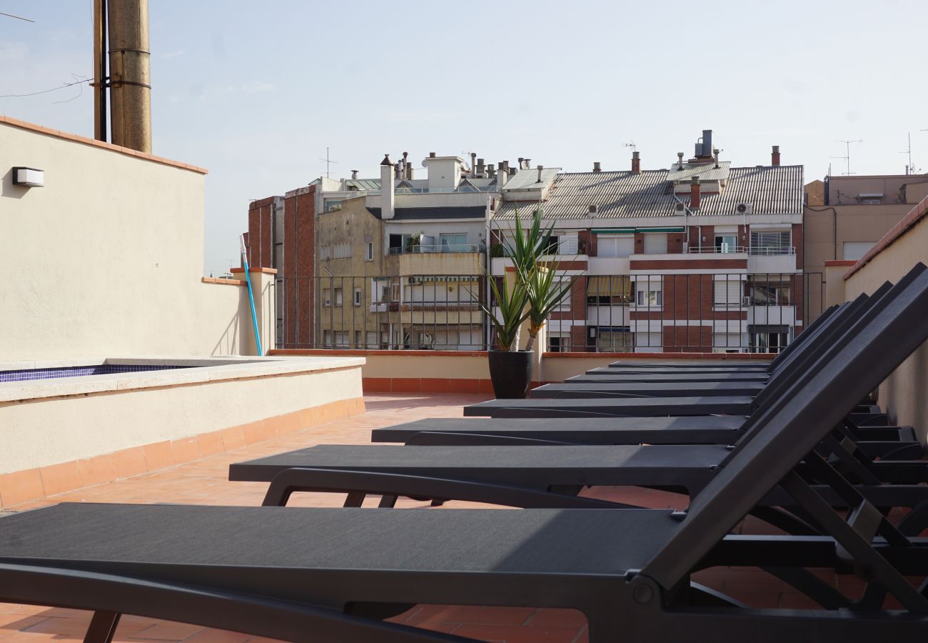 Appartement in Barcelona - Family DELUXE amplio piso con terraza y piscina en Barcelona centro