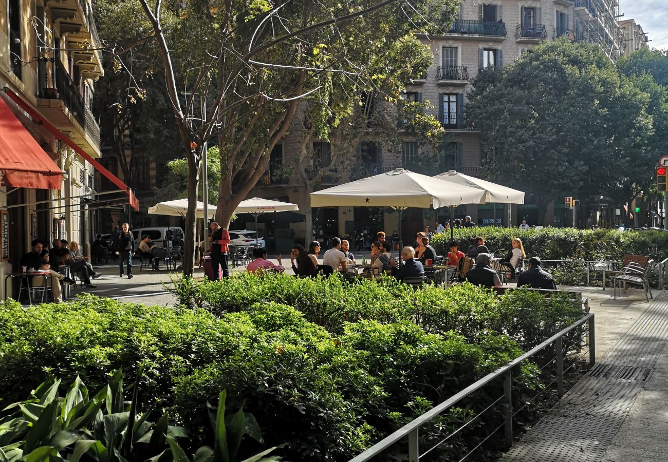 Appartement in Barcelona - Family DELUXE amplio piso con terraza y piscina en Barcelona centro
