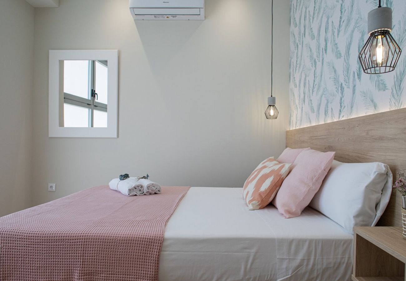 Appartement in Valencia - Port Suite V | 4 Viajeros | AC & WiFi | 15 min Ciudad Artes