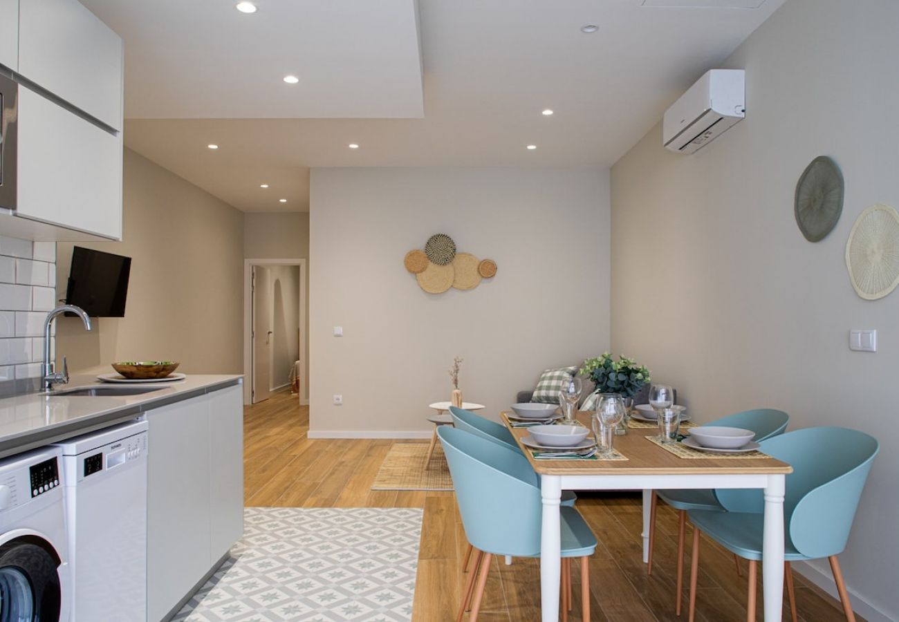 Appartement in Valencia - Port Suite III | 6 Viajeros | AC & WiFi | 15 min Ciudad Artes