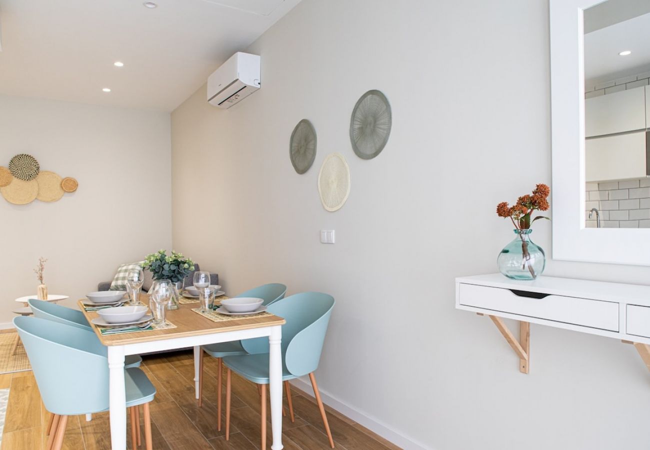 Appartement in Valencia - Port Suite III | 6 Viajeros | AC & WiFi | 15 min Ciudad Artes
