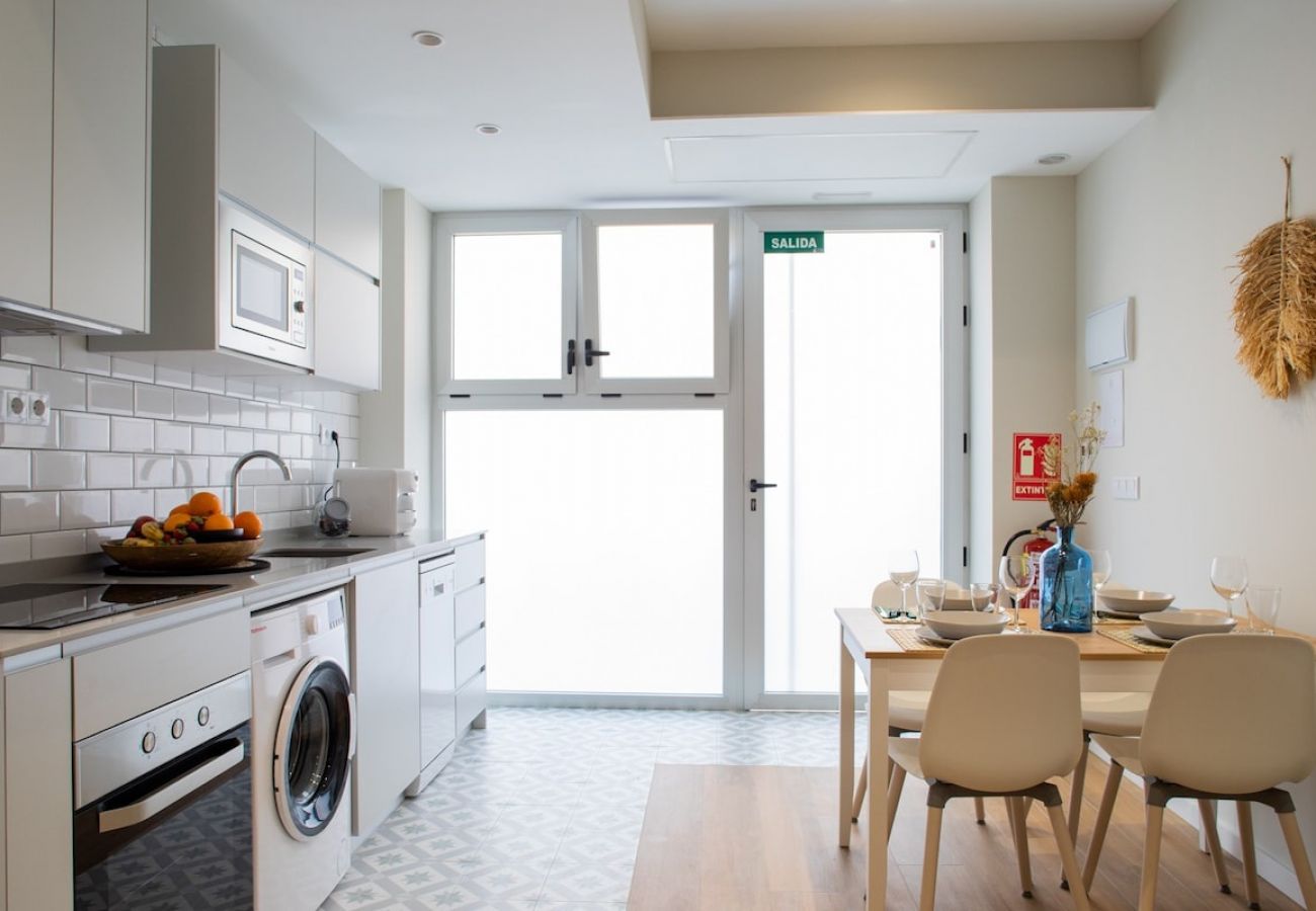 Appartement in Valencia - Port Suite II | 4 Viajeros | AC & WiFi | 15 min Ciudad Artes
