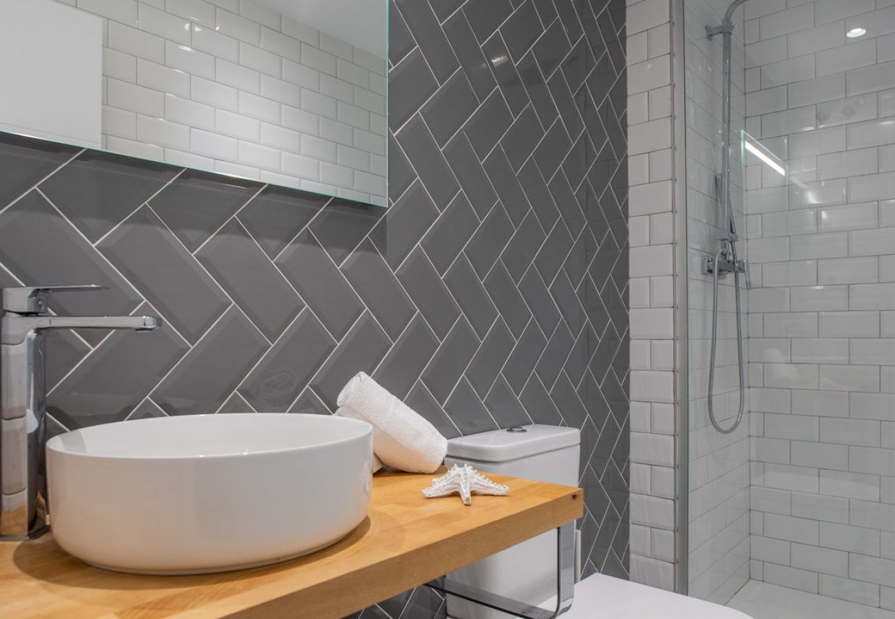 Appartement in Valencia - Port Suite VIII | 4 Viajeros | AC & WiFi | 15 min Ciudad Artes