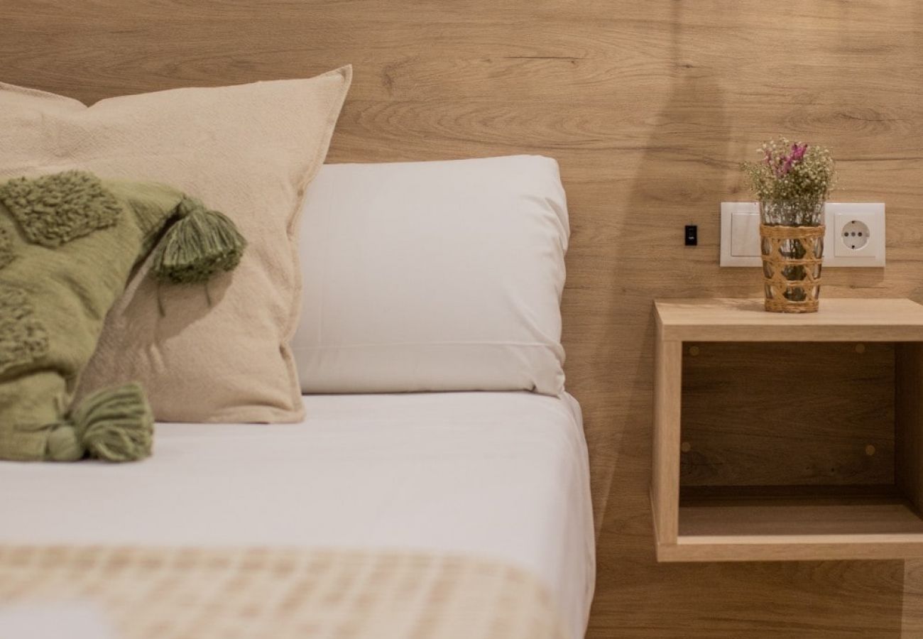 Appartement in Valencia - Port Suite VIII | 4 Viajeros | AC & WiFi | 15 min Ciudad Artes