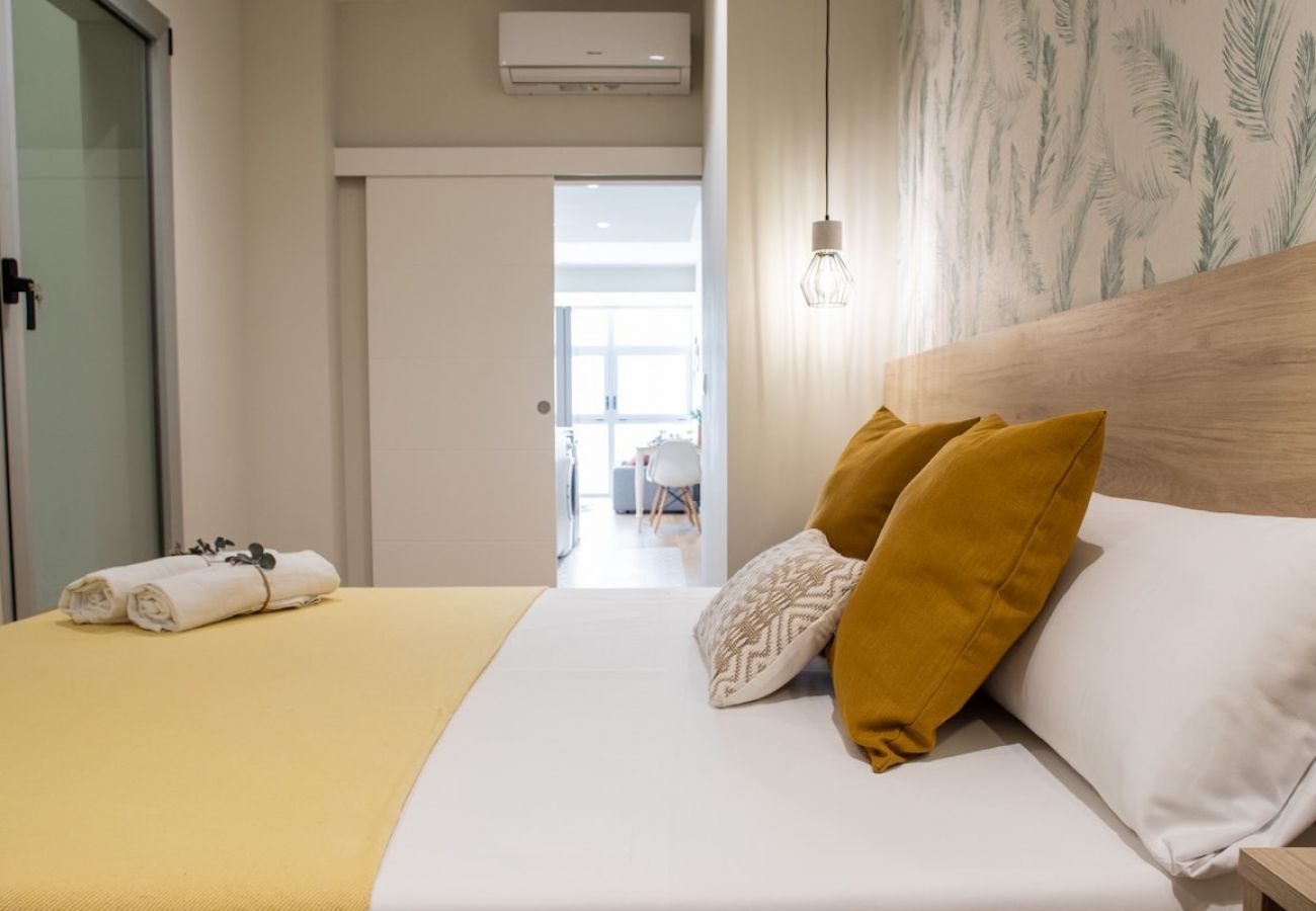 Appartement in Valencia - Port Suite VII | 6 Viajeros | AC & WiFi | 15 min Ciudad Artes