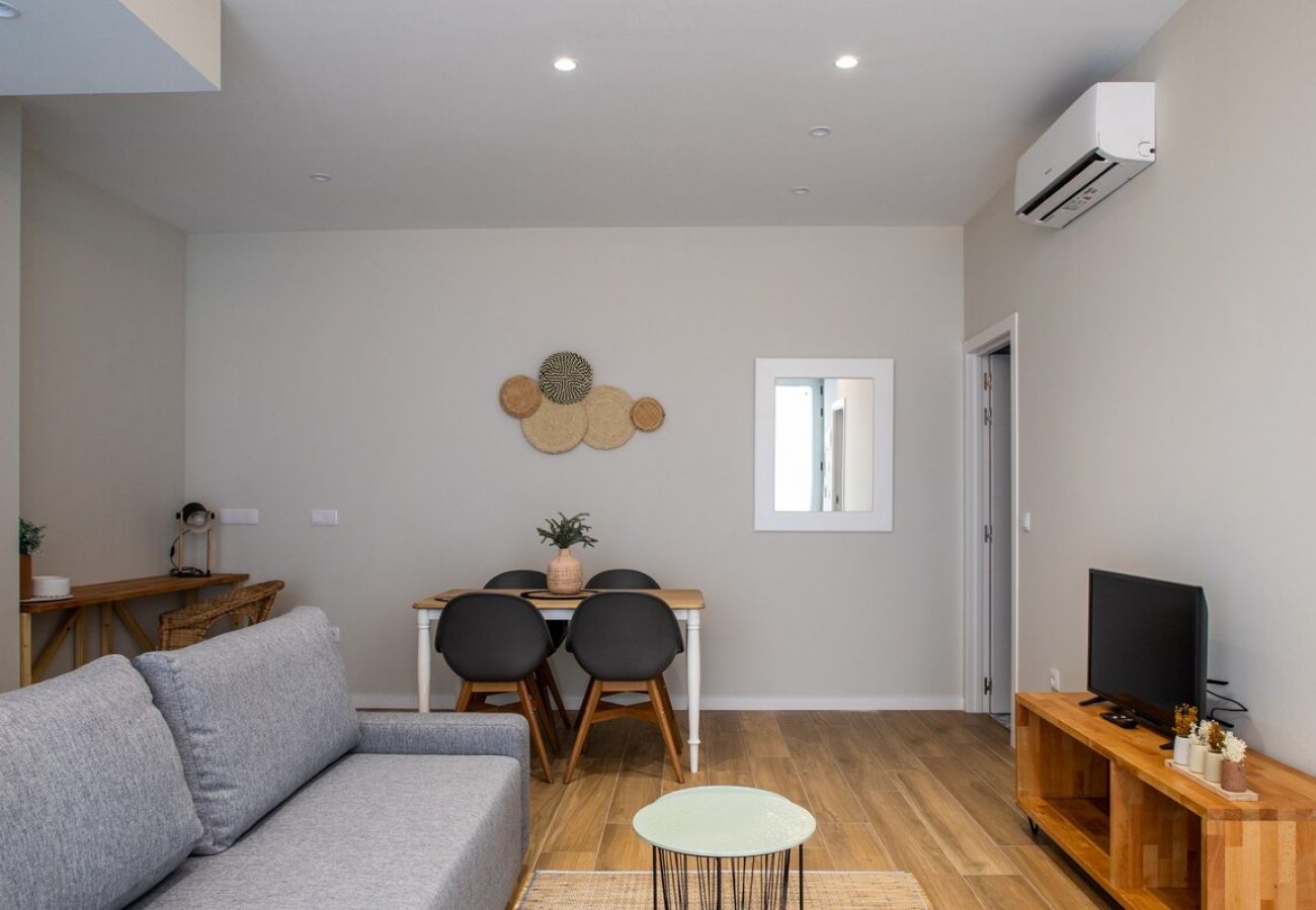 Appartement in Valencia - Port Suite X | 4 Viajeros | AC & WiFi | 15 min Ciudad Artes