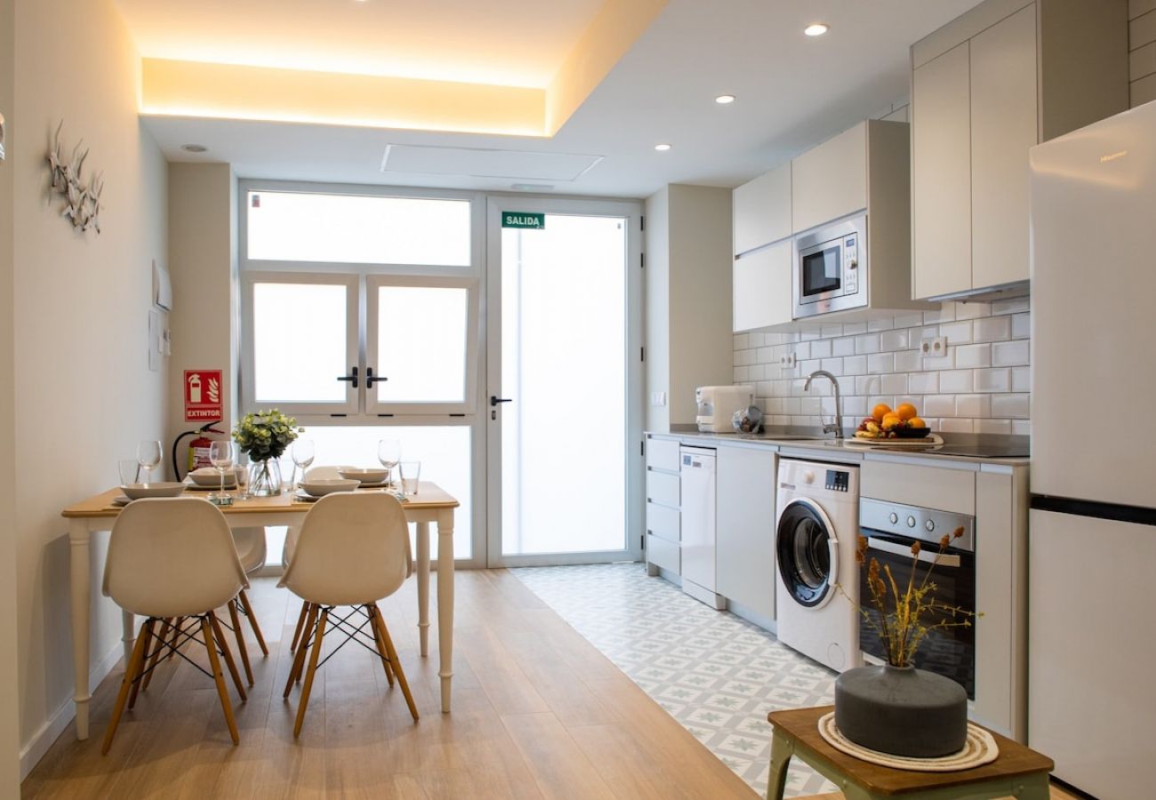 Appartement in Valencia - Port Suite I | 4 Viajeros | AC & WiFi | 15 min Ciudad Artes