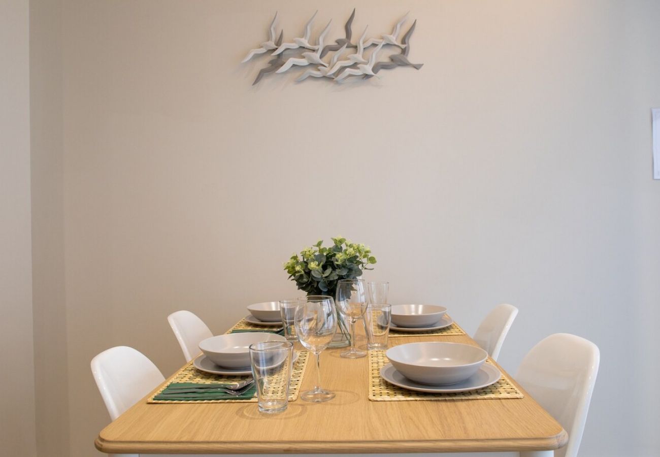 Appartement in Valencia - Port Suite I | 4 Viajeros | AC & WiFi | 15 min Ciudad Artes