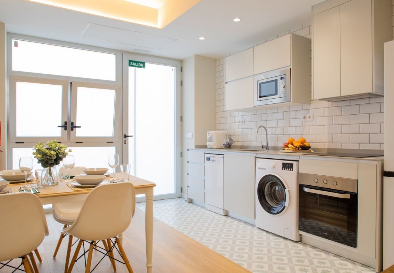 Appartement in Valencia - Port Suite I | 4 Viajeros | AC & WiFi | 15 min Ciudad Artes