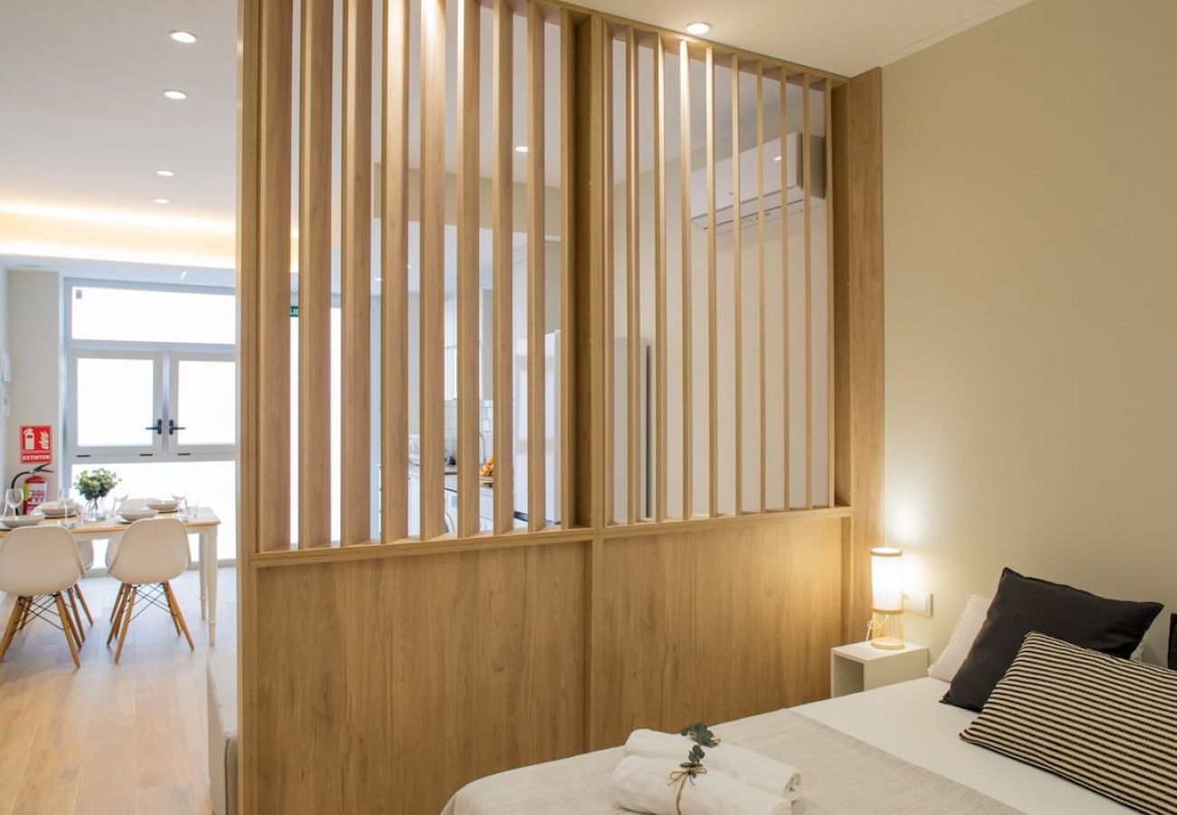 Appartement in Valencia - Port Suite I | 4 Viajeros | AC & WiFi | 15 min Ciudad Artes