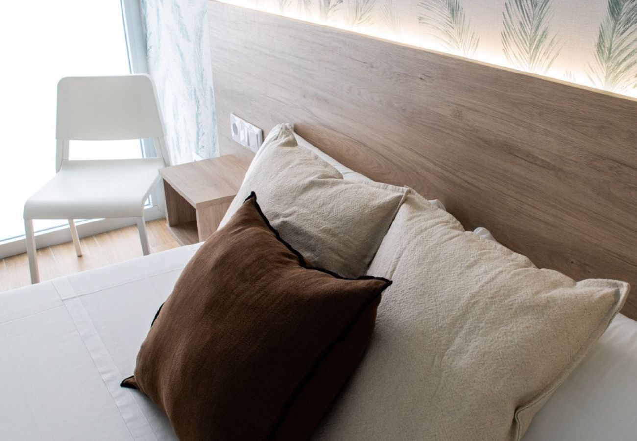 Appartement in Valencia - Port Suite IX | 4 Viajeros | AC & WiFi | 15 min Ciudad Artes