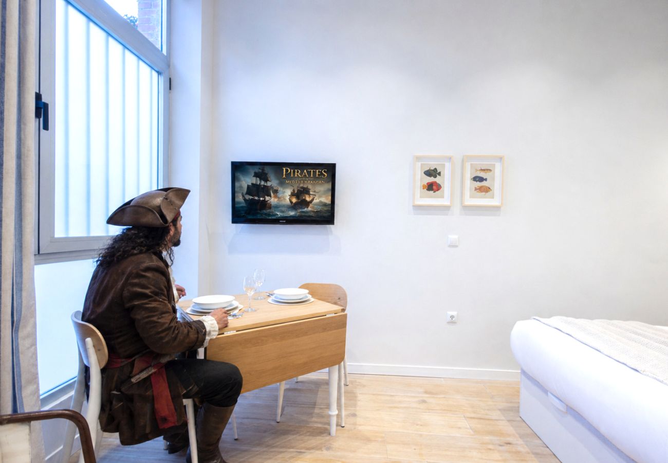 Appartement in Valencia - Pirate Studio II | 2 Viajeros | AC WiFi | 15 min Oceanografic