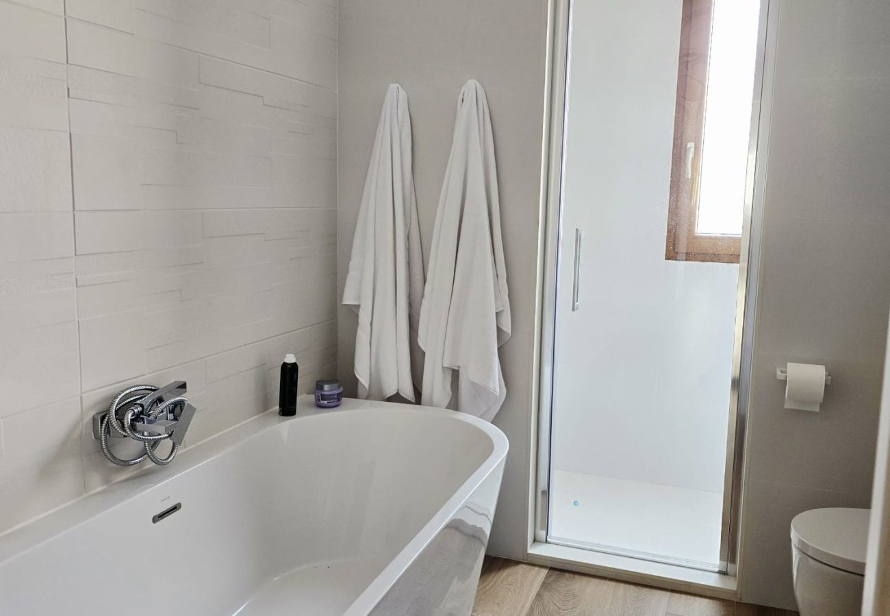 Chalet in L'Enova - Luxe Ecovilla | Zwembad en Barbecue | 8 Gasten